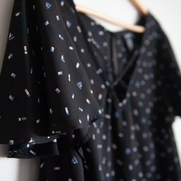 TORRID | BLACK PRINTED SCALLOP SLEEVE BLOUSE - Picture 4 of 5